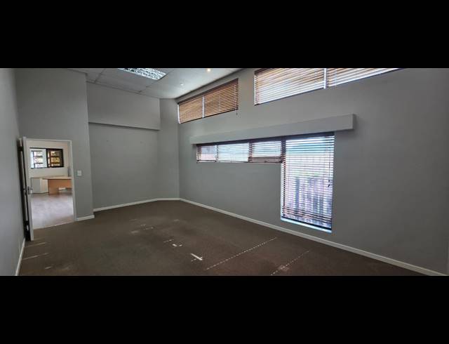 218M² OFFICE TO LET IN ROCKY DRIFT